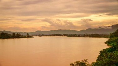 Tayland 'ın Chiang Saen bölgesinde Mekong Nehri ve Tayland-Laos sınırı.