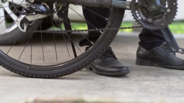Empresario Trabajar Con Bicicleta Día Libre Coches Ciudad — Vídeos de Stock