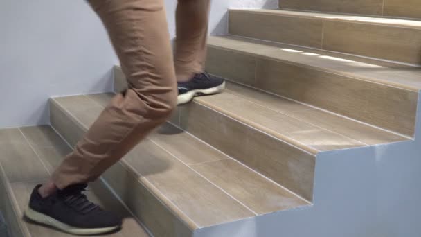Взрослый Человек Поскользнулся Упал Лестницы — стоковое видео