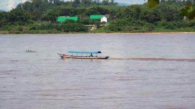 Tayland ve Laos arasında Chiang Saen, Chiang Rai, Tayland 'daki Mekong Nehri' nde uzun kuyruklu bir tekne var.