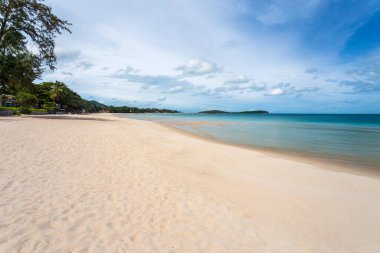 Chaweng Sahili 'nde beyaz kum, Koh Samui, Tayland. Covid 'in hiç turisti olmayınca denizi tamamen ekolojik olarak düzeltti.