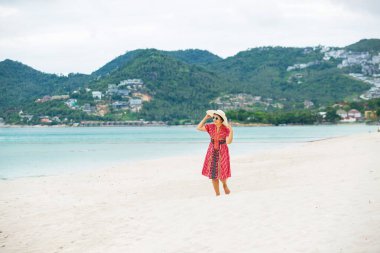 Tayland, Koh Samui 'deki Chaweng plajında dinlenen orta yaşlı bir kadın. Covid 'in hiç turisti olmayınca denizi tamamen ekolojik olarak düzeltti.
