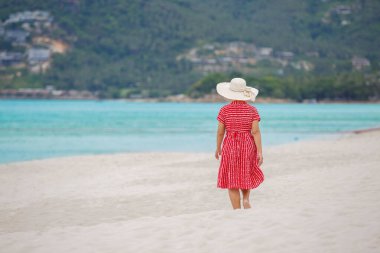 Tayland, Koh Samui 'deki Chaweng sahilinde dinlenen orta yaşlı bir kadın..