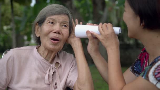 Hija Hablando Con Mujer Anciana Con Discapacidad Auditiva Usando Tubo — Vídeos de Stock