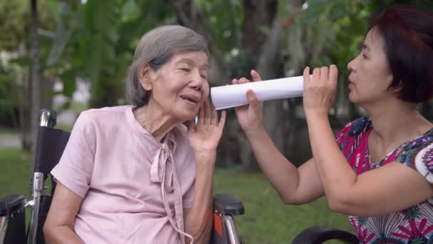 Kız Kağıt Tüp Kullanarak Işitme Engelli Yaşlı Bir Kadınla Konuşuyor — Stok video