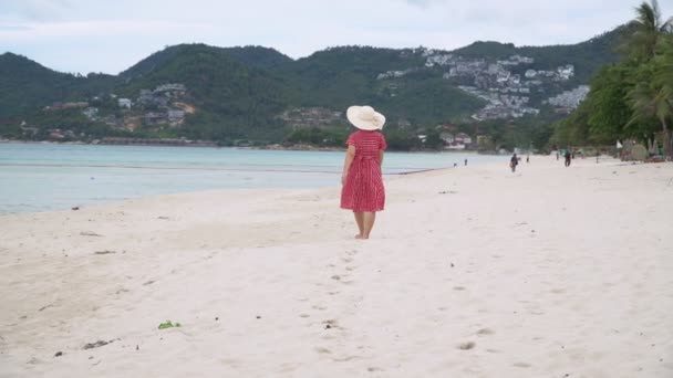 Kobieta Średnim Wieku Relaksująca Się Plaży Chaweng Koh Samui Tajlandia — Wideo stockowe