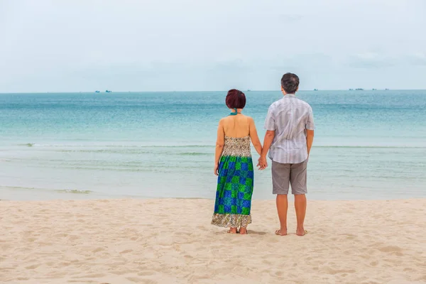 Couple Âge Moyen Détendre Plage Chaweng Koh Samui Thaïlande — Photo