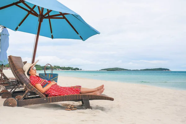 Frau Mittleren Alters Entspannt Sich Chaweng Strand Koh Samui Thailand — Stockfoto