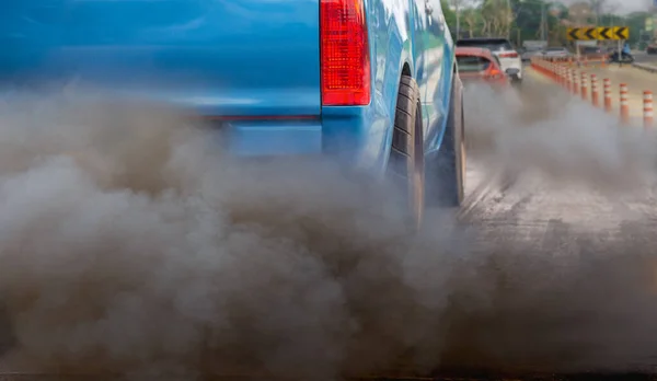 Luchtverontreiniging Stad Door Uitlaatpijpen Van Dieselvoertuigen Weg — Stockfoto