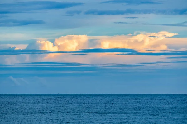 Nube Cumulonimbus Sobre Mar Tropical —  Fotos de Stock