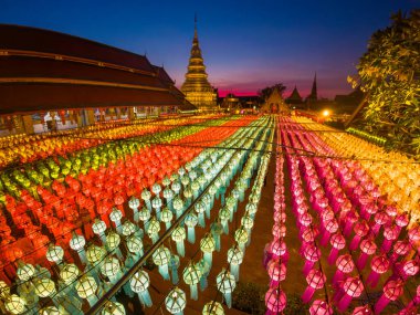 Yee Peng Festivali 'nde kağıt fenerler Tayland' ın Lumphun şehrinde dekore ediliyor..