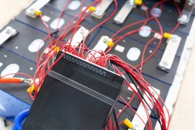 BMS 'i (Batarya Yönetim Sistemi) ağ dışı güneş sistemi için Lifepo4 bataryasına bağlayan teknisyen. Lifepo4 Pil Yönetim Sistemi Kavramı.