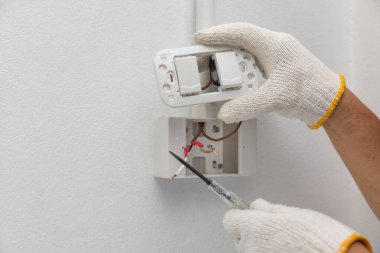 Tamirci, mutfaktaki elektrik düğmelerini değiştir..