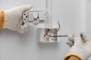 Tamirci, duvar anahtarları takılmadan önce elektrik hattını kontrol eder..