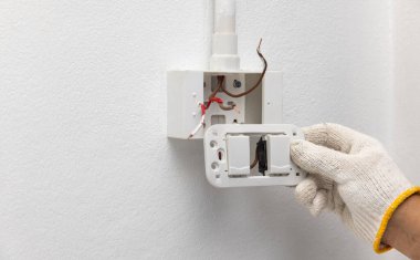 Tamirci, mutfaktaki elektrik düğmelerini değiştir..