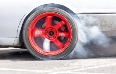 Tekerlek üzerinde duman ve drift yarış arabasının hızı.