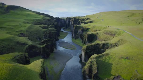 Исландский Красивый Зеленый Каньон Летящий Сверху — стоковое видео