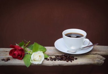 Beyaz ve kırmızı gül ve Coffeebeans ahşap bir bord üzerinde