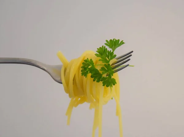 Spaghetti Und Petersilie Auf Einer Gabel — Stockfoto