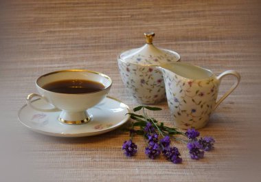 Kaffeegedeck mit Lavendel und Zuckerwuerfeln