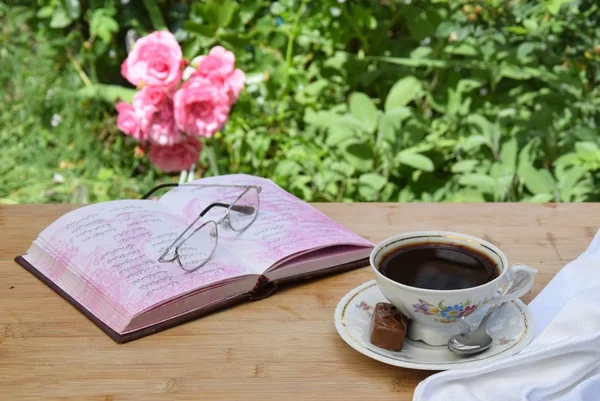 Kaffeegedeck mit Lavendel und Zuckerwuerfeln