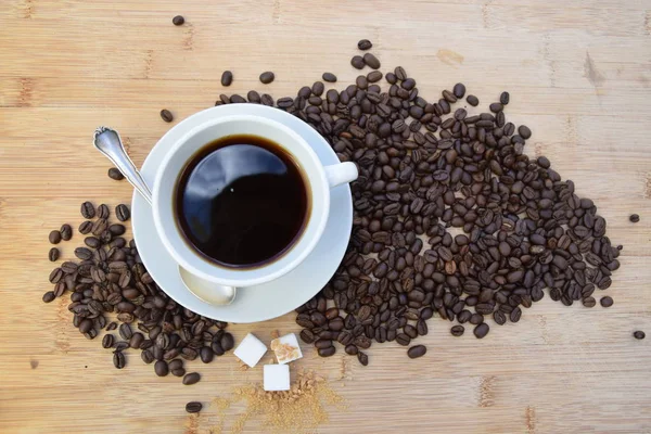 Kaffeegedeck mit Lavendel und Zuckerwuerfeln