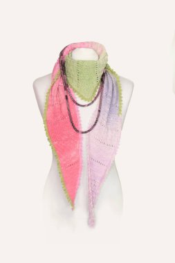 Bunter Schal aus Wolle a einer Schneiderpuppe