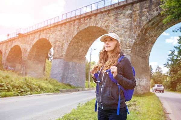 Young happy woman traveling with backpack — Stock Photo, Image