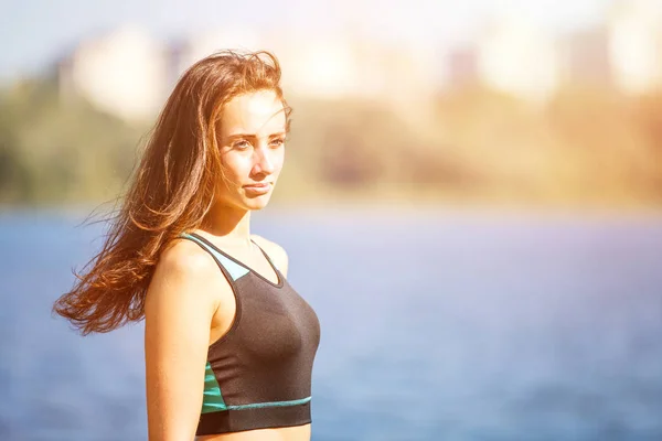 Portrait de jeune femme sportive se reposant après le jogging — Photo