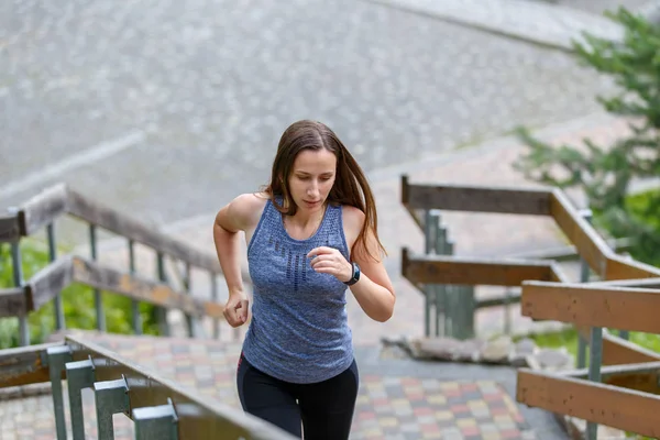 Fiatal futó nő felemelkedő lépcsőn reggel — Stock Fotó