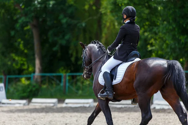 乗馬スポーツイベントで若い女性騎手 — ストック写真