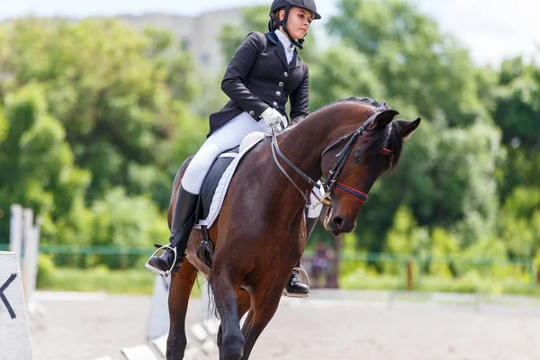 乗馬スポーツイベントで若い女性騎手 — ストック写真