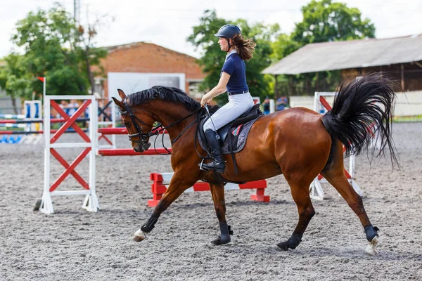 Joven jinete de caballos en evento deportivo ecuestre — Foto de Stock