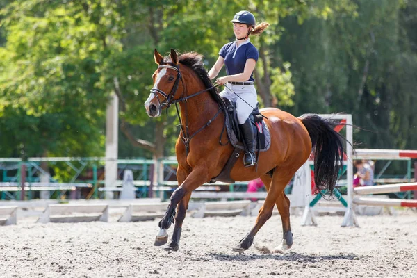 Jovem cavaleira em evento esportivo equestre — Fotografia de Stock