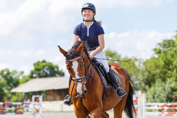 Joven jinete de caballos en evento deportivo ecuestre — Foto de Stock