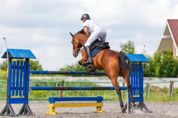 Jovem cavaleiro masculino em show jumping competição — Fotografia de Stock