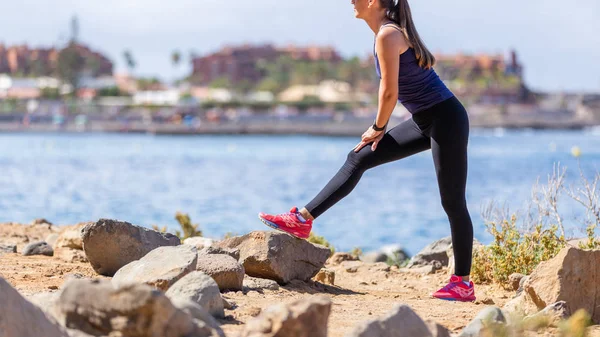 Fiatal nő stretching lábak után futás edzés — Stock Fotó