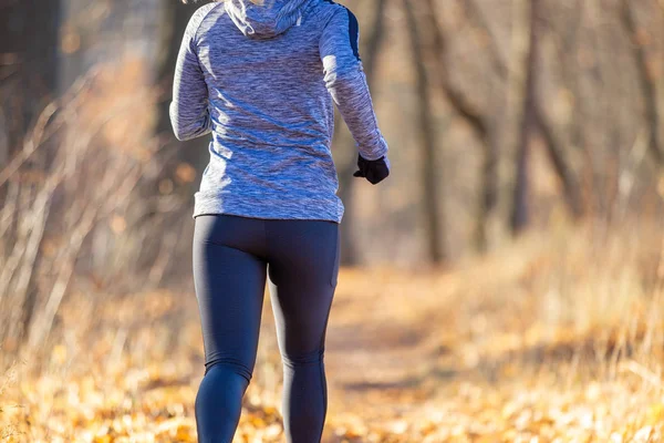 Fiatal fitness nő fut a parkban — Stock Fotó