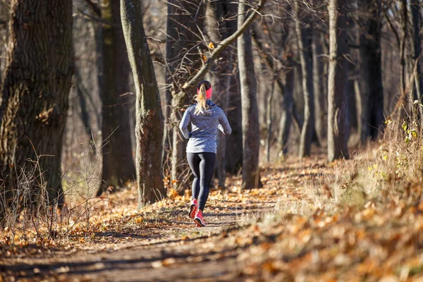 Young fitness woman running in the park — Stock Photo, Image