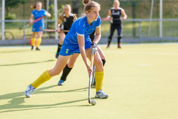 Field hockey female player lead the ball in attack — Stock Photo, Image