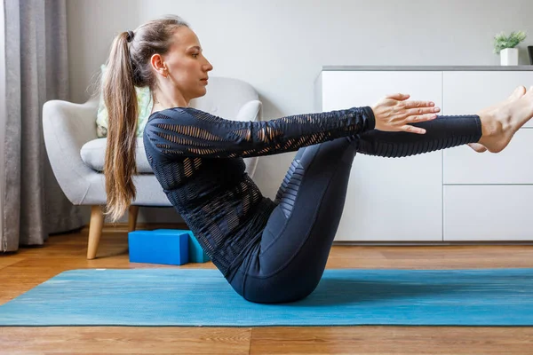 Yoga woman training core muscles at home — Stock Photo, Image