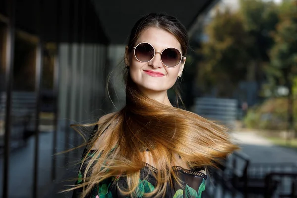 Junge stilvolle Modefrau mit langen Haaren — Stockfoto