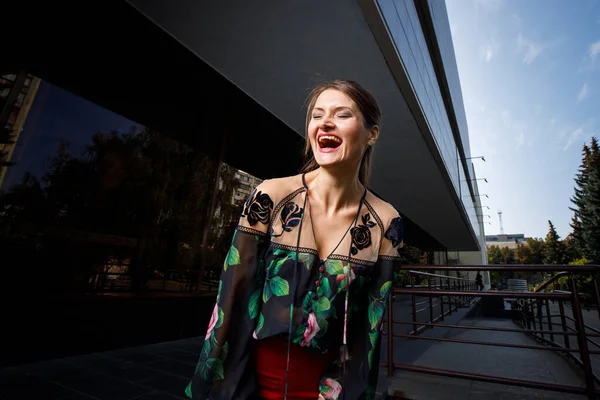 Mujer joven riendo en blusa elegante —  Fotos de Stock