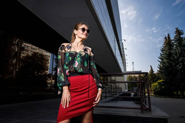 Joven mujer de moda elegante con el pelo largo —  Fotos de Stock