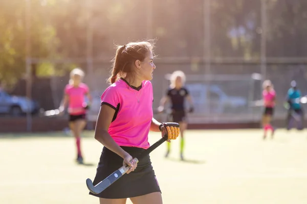 Jonge hockeyspeelster op het veld — Stockfoto