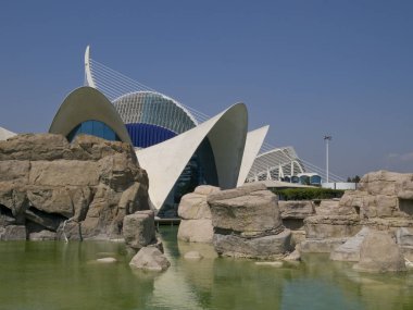 Su bir ortamda yansımaları ile bina Loceanografic