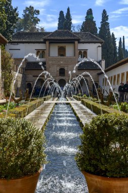 Alhambra Generalife Sarayı bahçesinde
