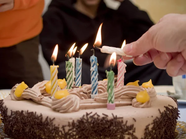 Torta di compleanno con candele accese — Foto Stock