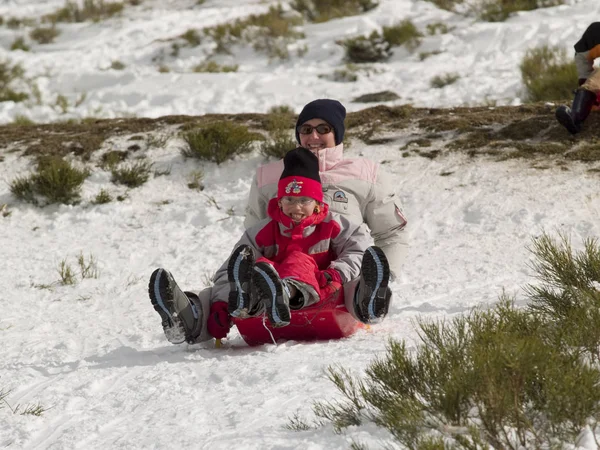 Mother and son in sleigh — Stock Photo, Image