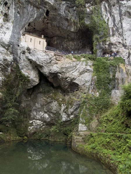 Egy barlangban a hegy Picos de Europa-ben épült kápolna — Stock Fotó